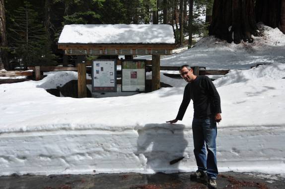 Muita neve no Sequoia National Park, na Califórnia - EUA